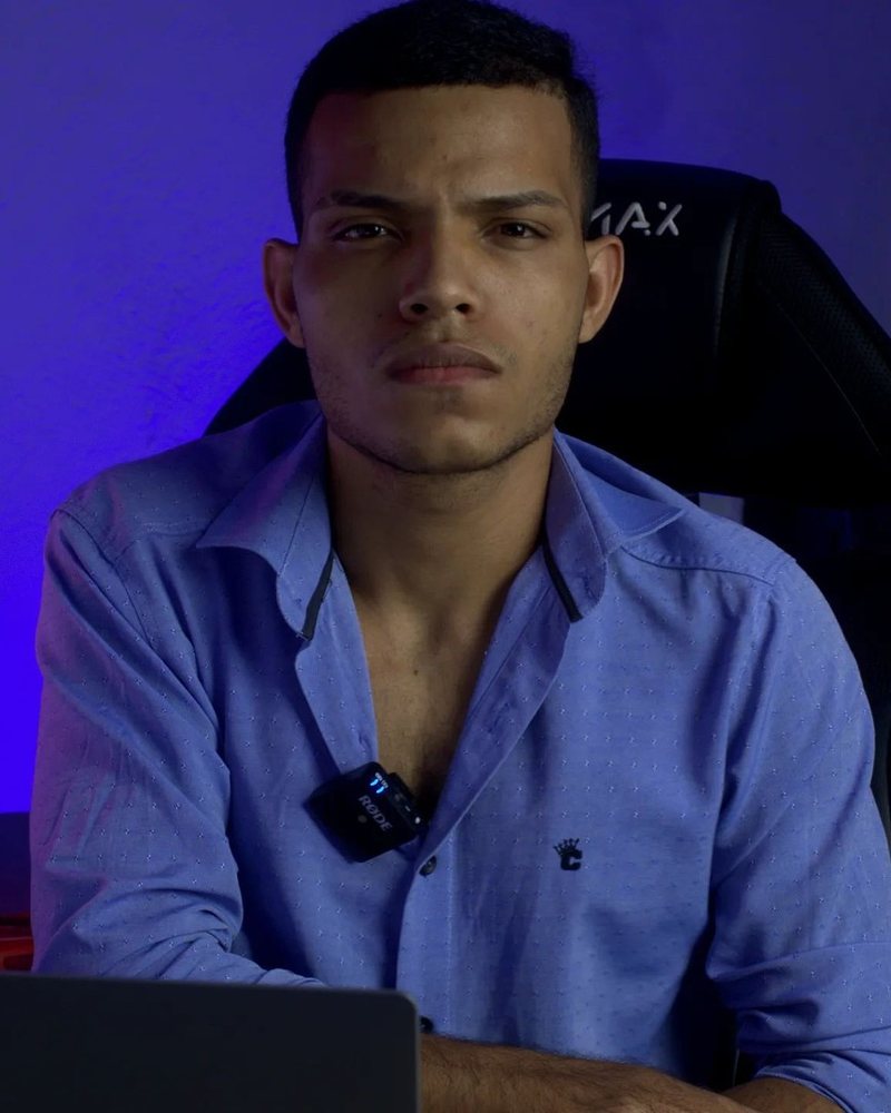 Mario Brandão na mesa de trabalho